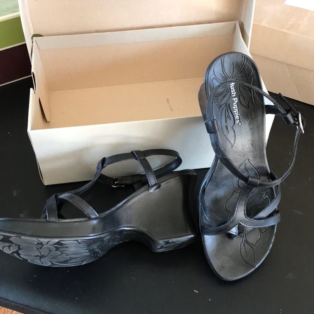 EUC 8.5 Hush Puppies black sandal. Stored in box